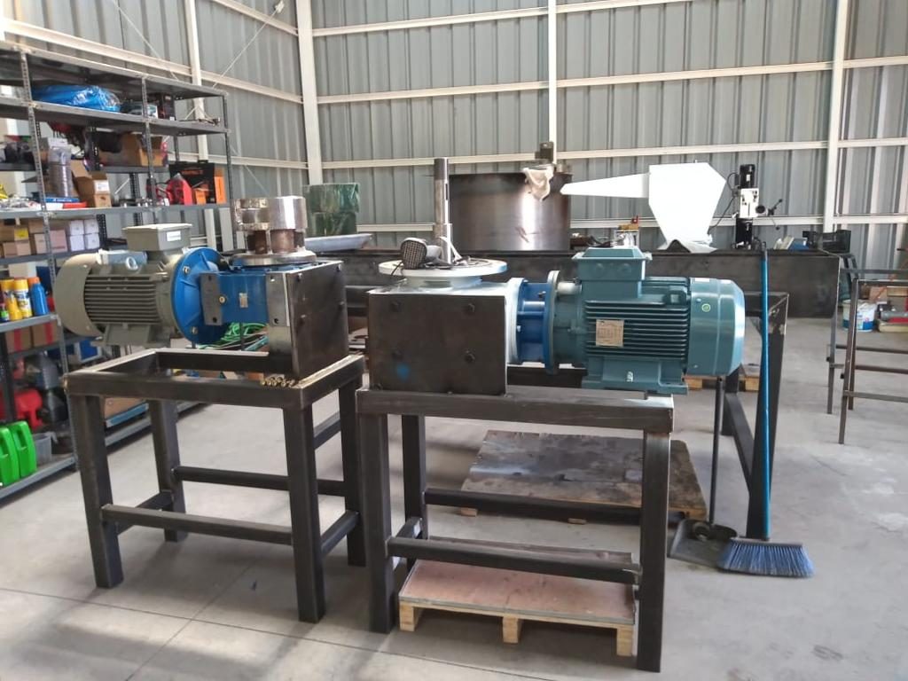 Dos cabezales de peletizadora con motorreductor en el taller de fabricación