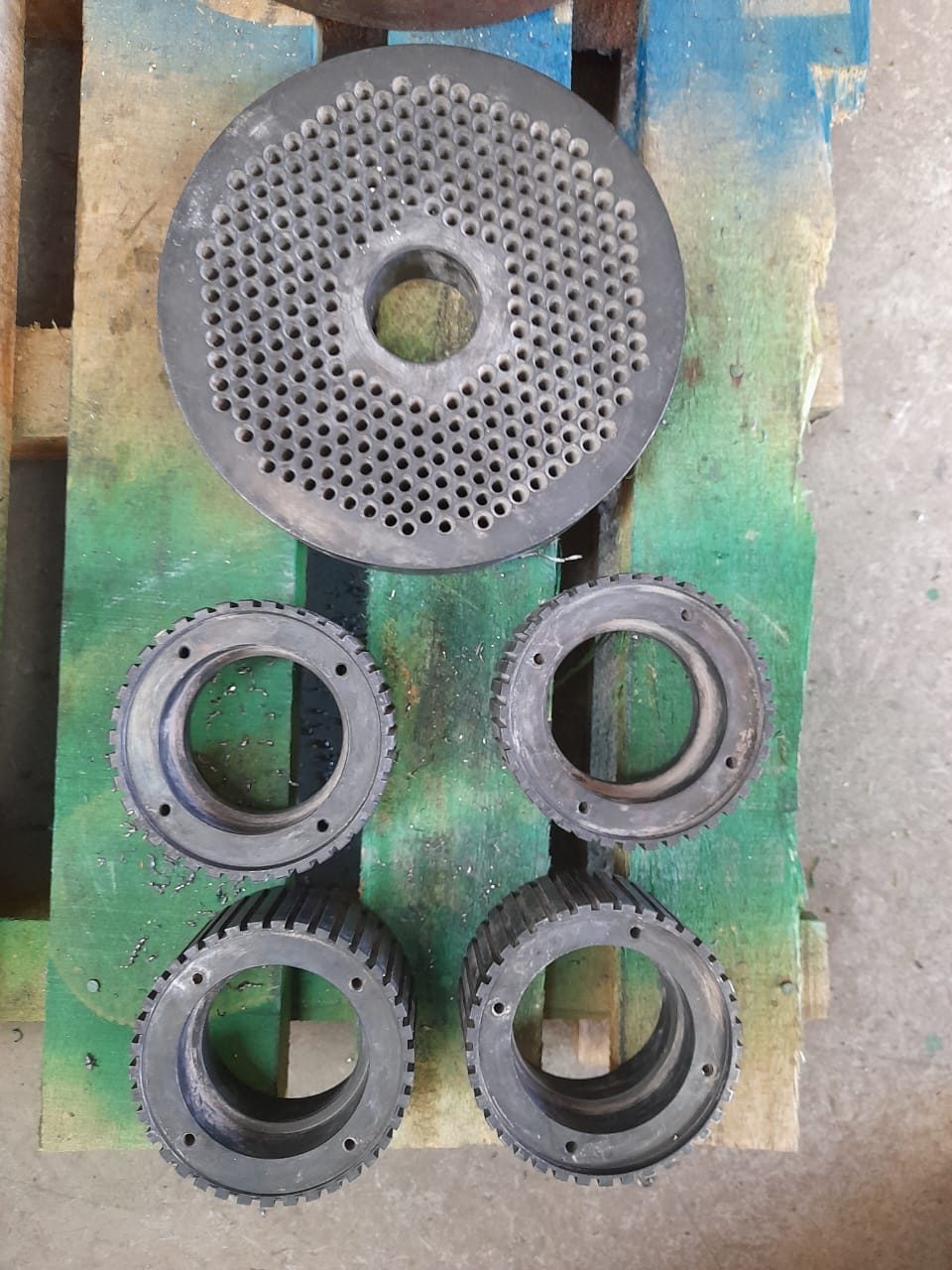 Matriz de peletizado y cuatro rodillos de reposición fabricados en el taller LIGNUS