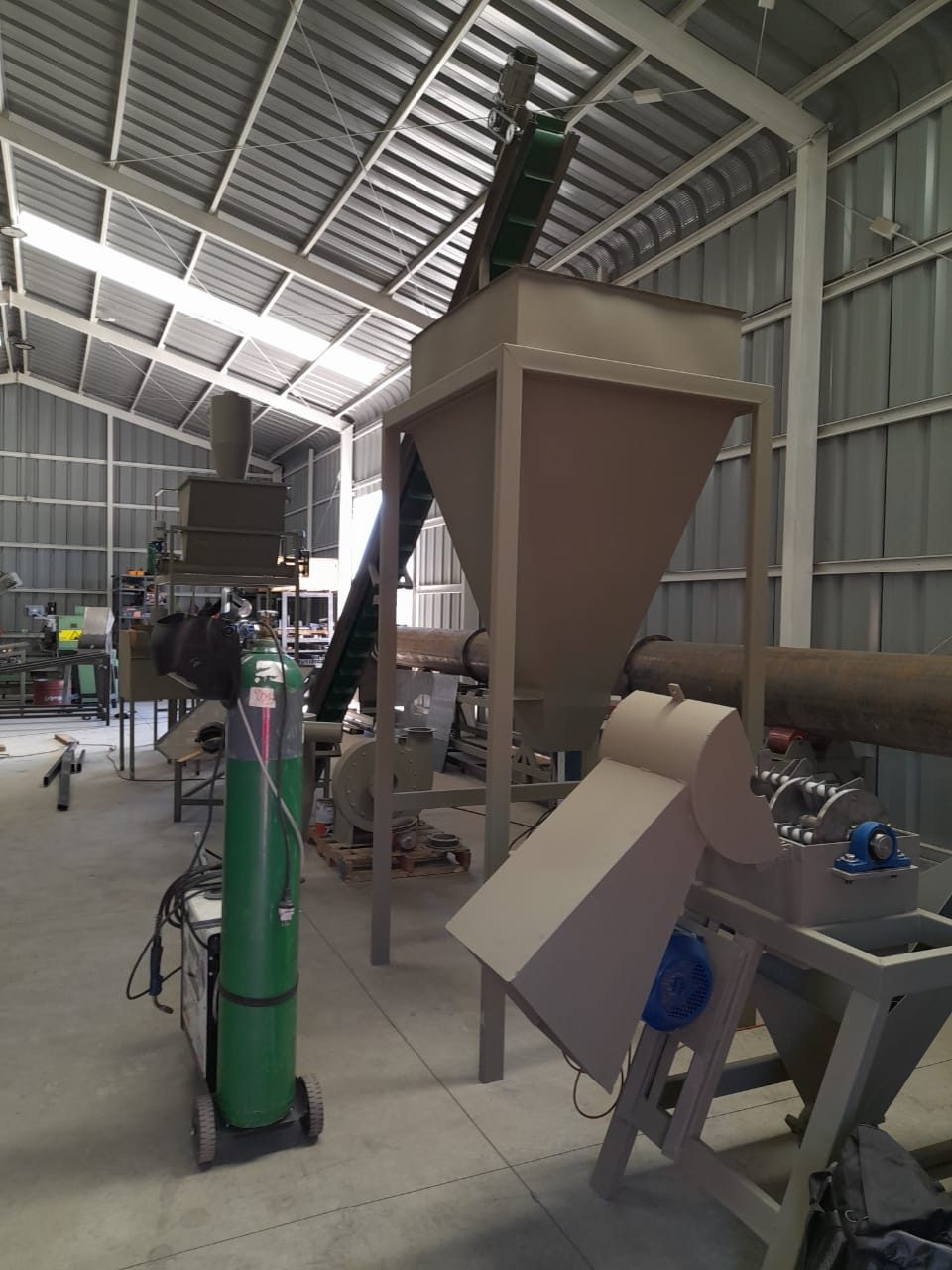 Molino de martillos con tolva de alimentación fabricado para planta de pellet