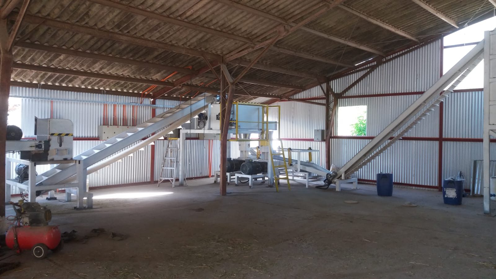 Vista general del galpón con la línea de peletizado instalada