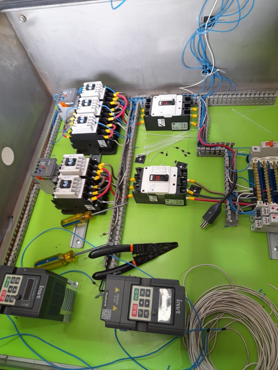Tablero eléctrico de control en proceso de armado y cableado